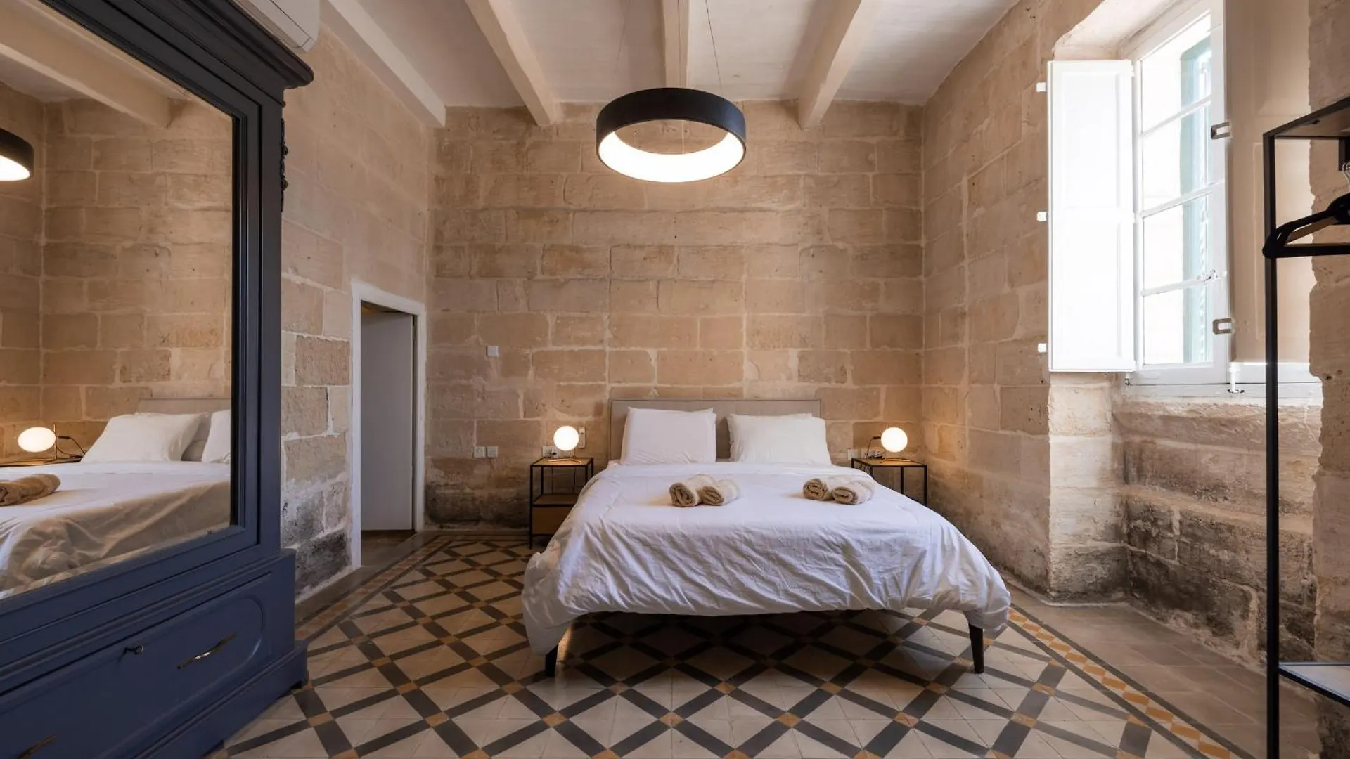 Seafront 3-Bed Palazzino With Jacuzzi, Heart Of Balluta Sliema Villa
