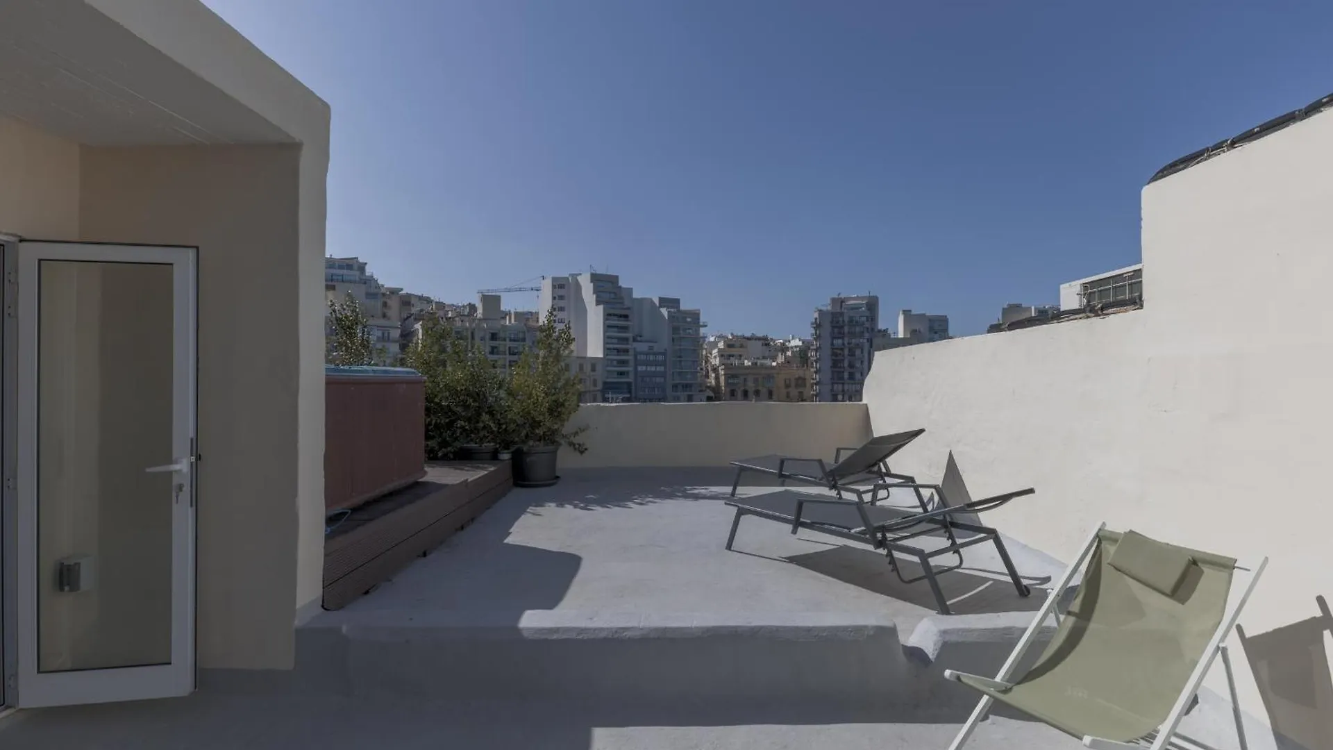 Seafront 3-Bed Palazzino With Jacuzzi, Heart Of Balluta Sliema Villa