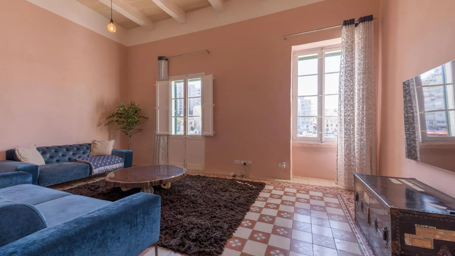Seafront 3-Bed Palazzino With Jacuzzi, Heart Of Balluta Sliema