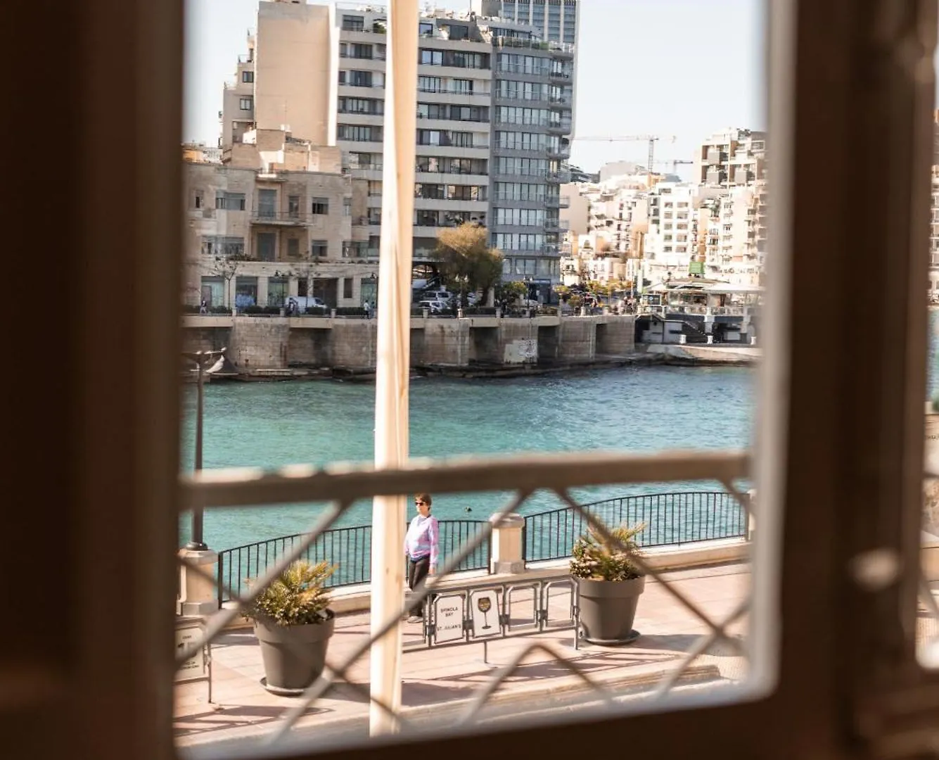 Seafront 3-Bed Palazzino With Jacuzzi, Heart Of Balluta Sliema