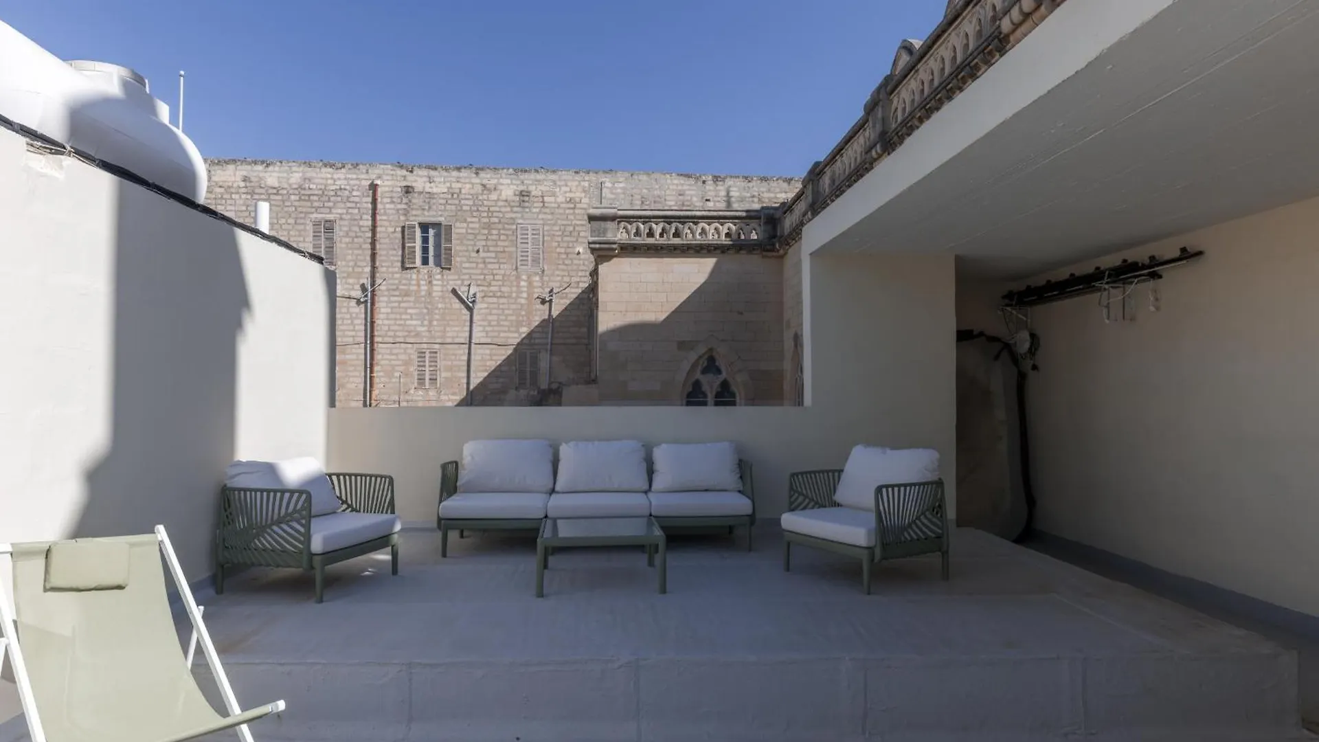 Seafront 3-Bed Palazzino With Jacuzzi, Heart Of Balluta Sliema