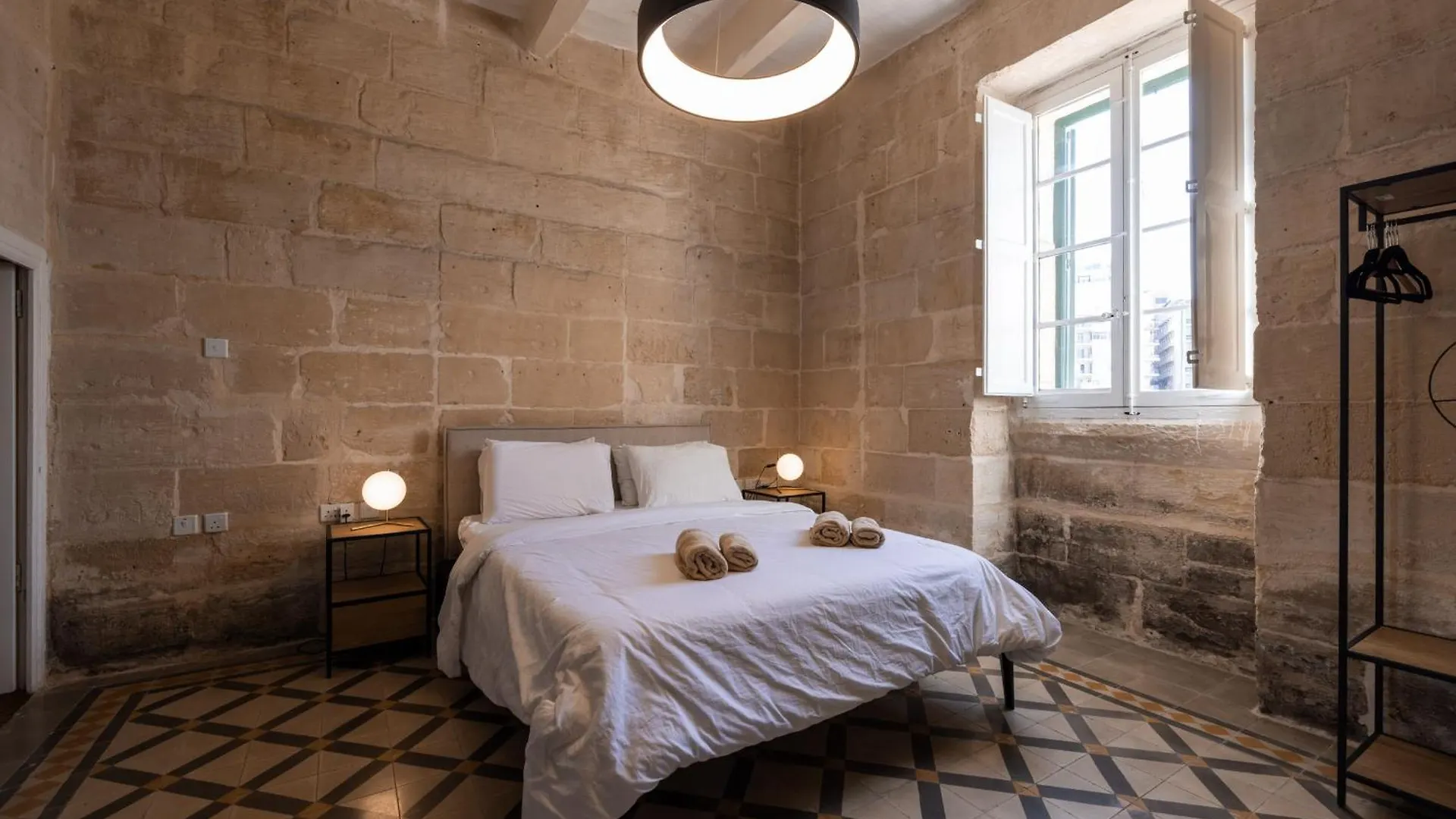 Seafront 3-Bed Palazzino With Jacuzzi, Heart Of Balluta Sliema