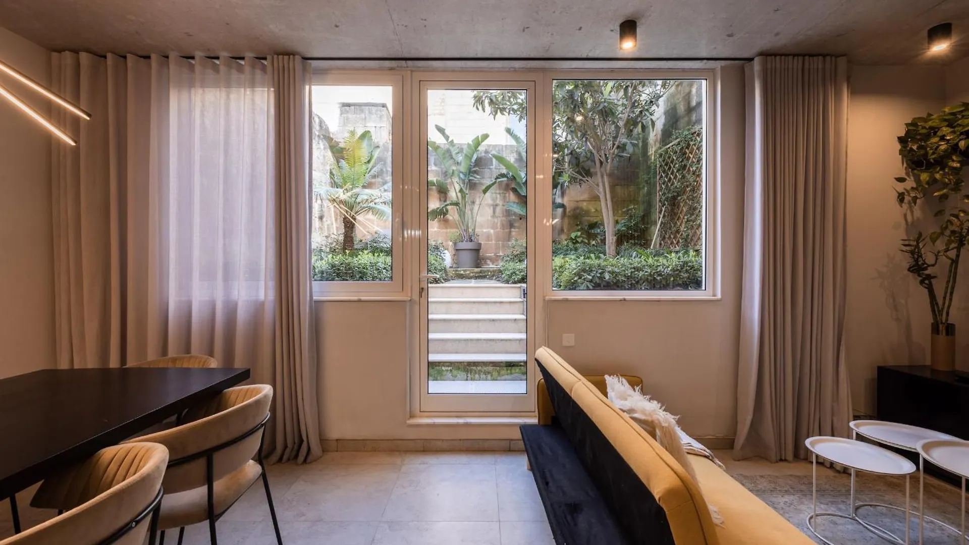 Seafront 3-Bed Palazzino With Jacuzzi, Heart Of Balluta Sliema Villa