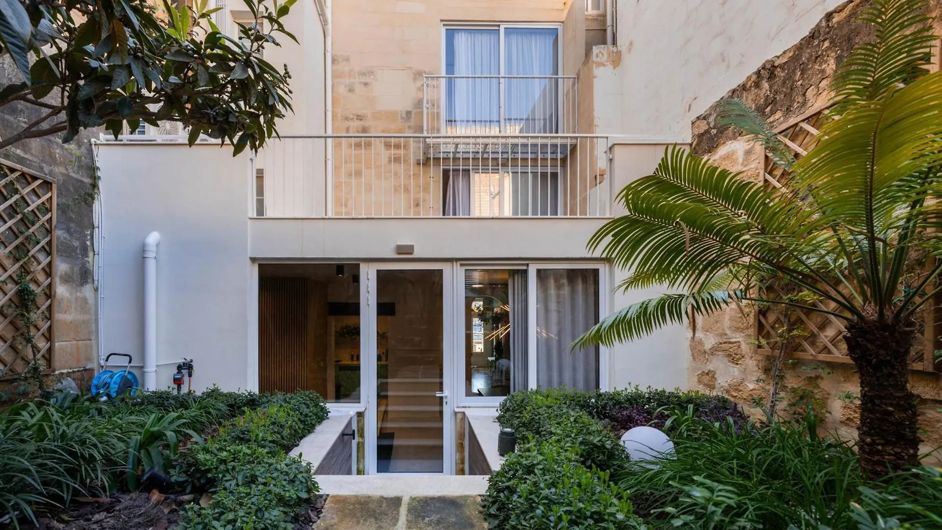 Seafront 3-Bed Palazzino With Jacuzzi, Heart Of Balluta Sliema